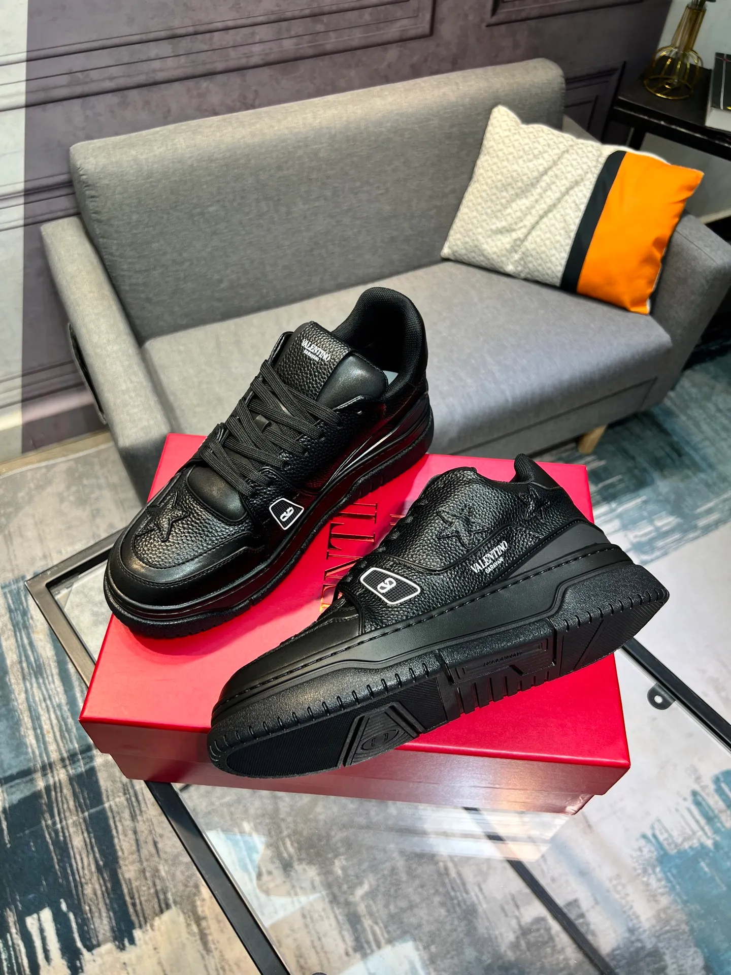 Men's Men's Shoes 💰660 Valentino 2023 early autumn new star shoes are now online! Wang Hedi and Ren Jialun have been worn by many celebrities. Who can refuse the same couple shoes as Wang Hedi! The design of Stars Stab My Heart is cool and spicy. The material of the shoes is cowhide, and every color is beautiful! Size 35-40, men’s size 39-44 (women’s 41, men’s 38, 45🉑️customized)